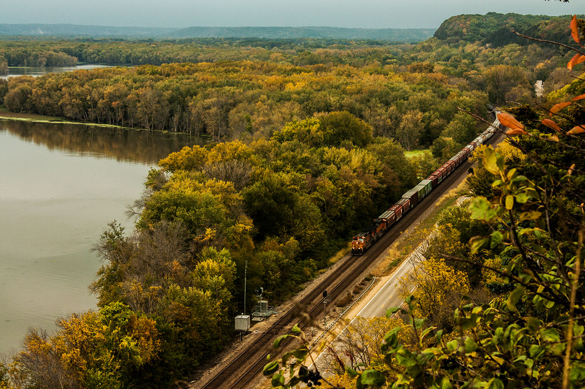 Screenshot on a simulated desktop of the 747 sportswear homepage.