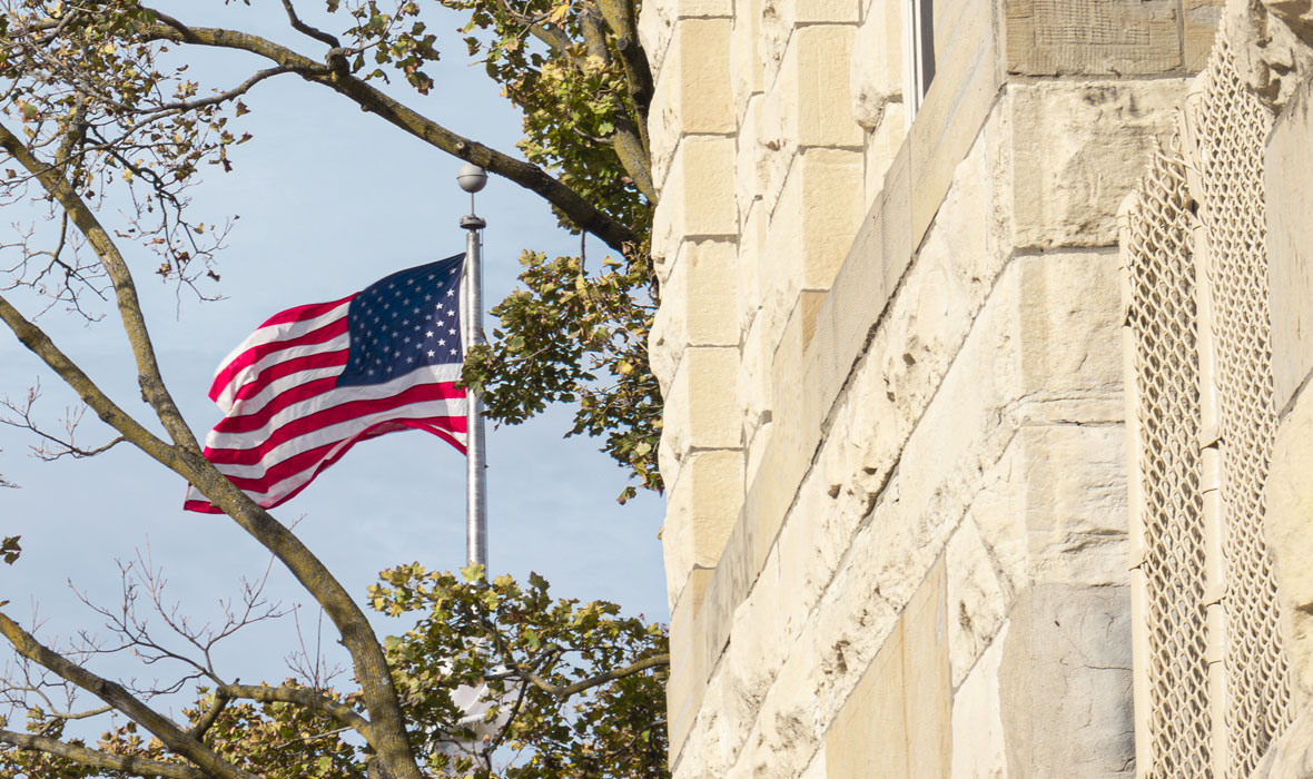 Screenshot on a simulated desktop of the 747 sportswear homepage.